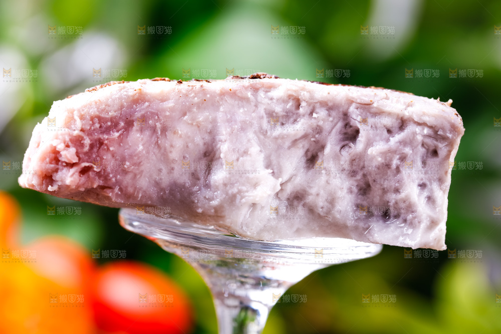 高脚杯底座上放着一块芋头果肉