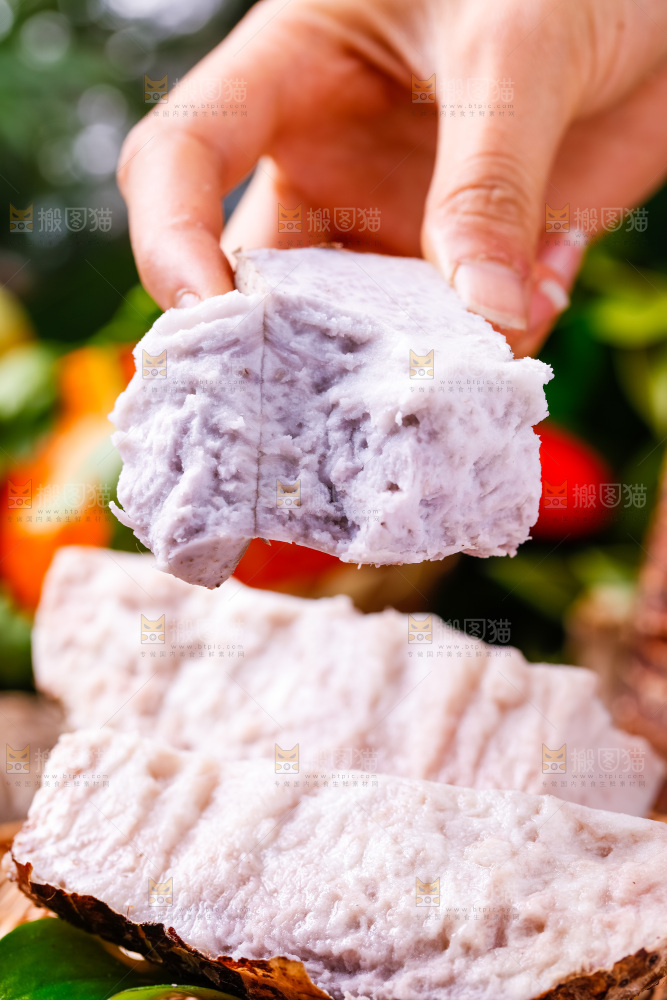手上拿着一块荔浦芋头果肉
