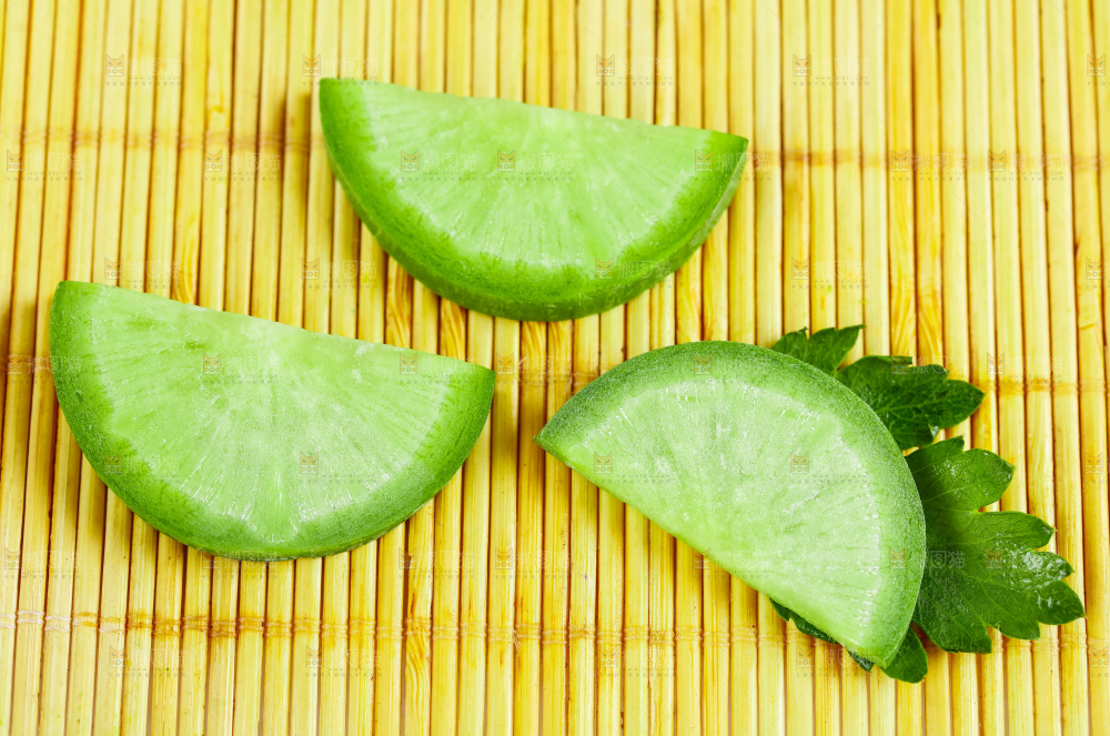 竹底上放着青萝卜