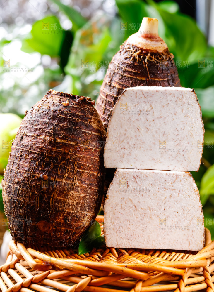 竹篮上放着广西荔浦芋头