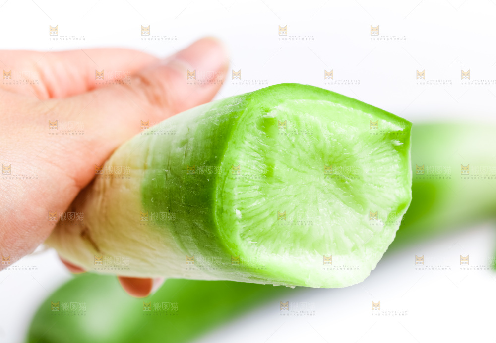 手上拿着水果萝卜
