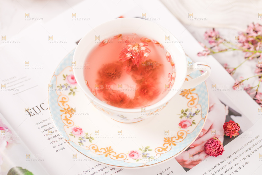 书上放着一杯千日红花茶