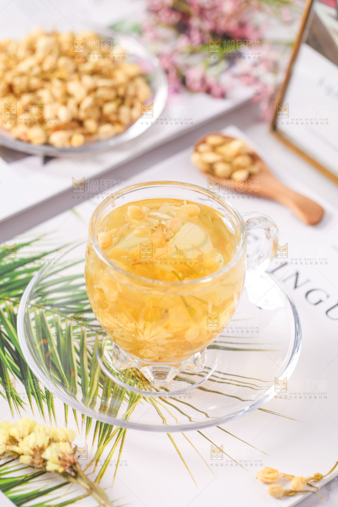 桌子上放着一杯茉莉花茶