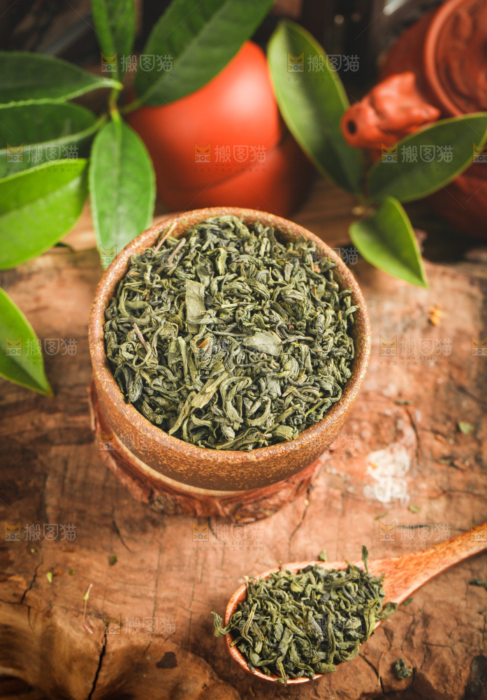 木底上放着绿茶