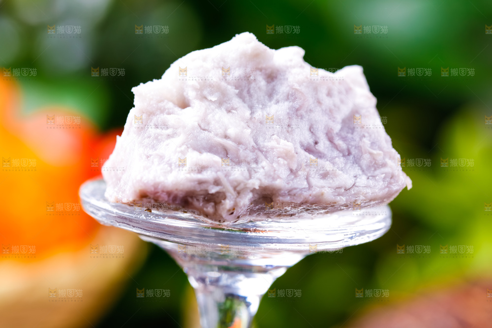 高脚杯底座上放着一块芋头果肉