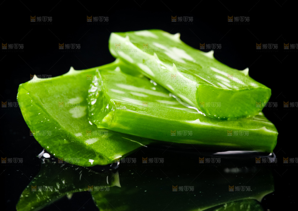 黑底上放着切开的新鲜芦荟