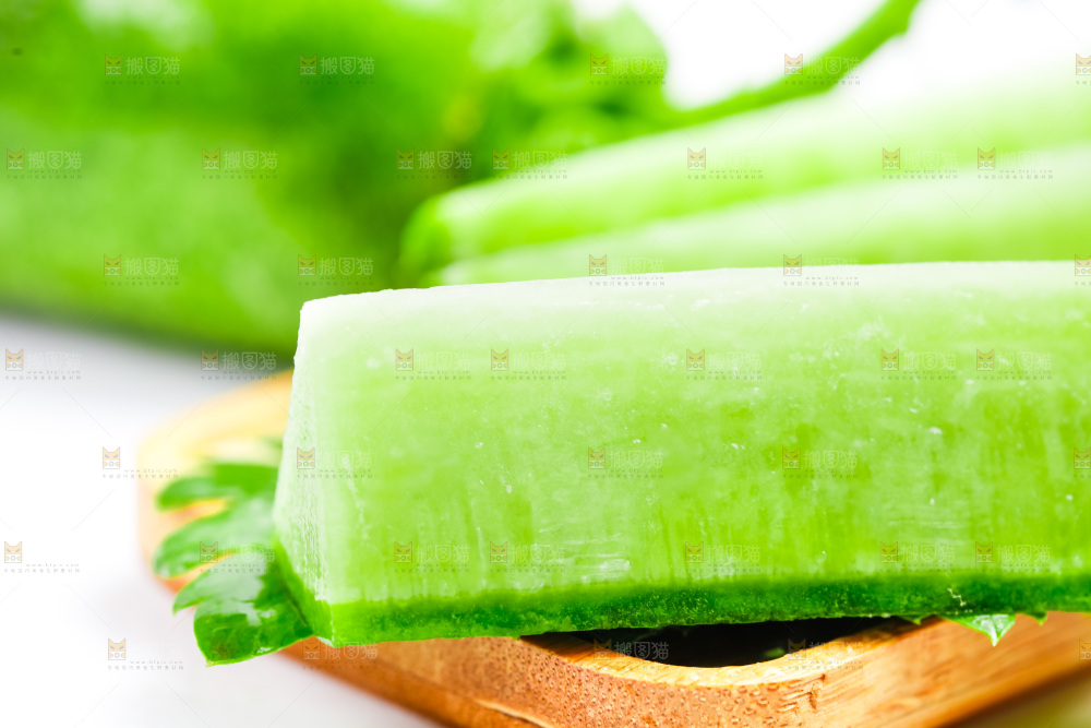 白底上的水果萝卜
