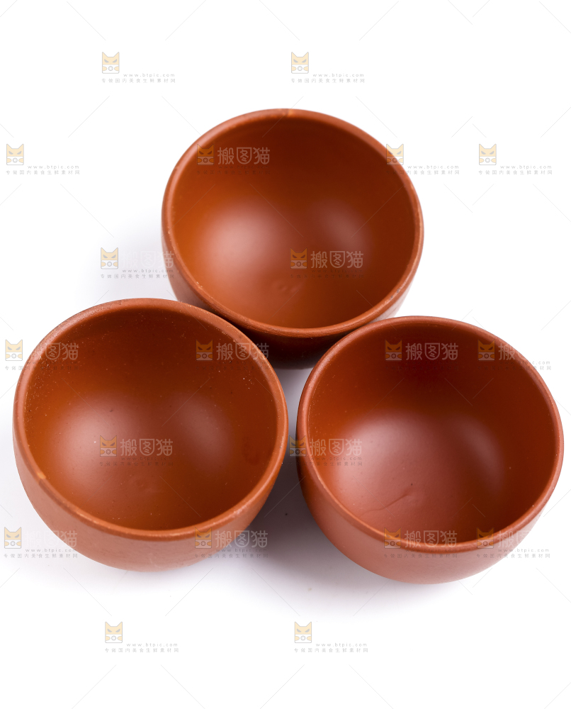 白底上放着陶瓷茶杯