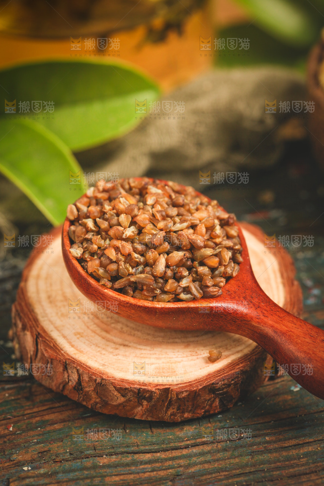 木底上勺子里的苦荞茶