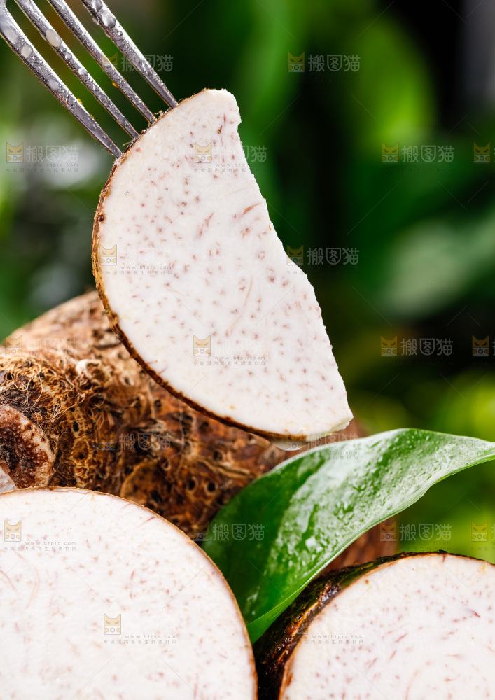 叉子叉着香芋切片