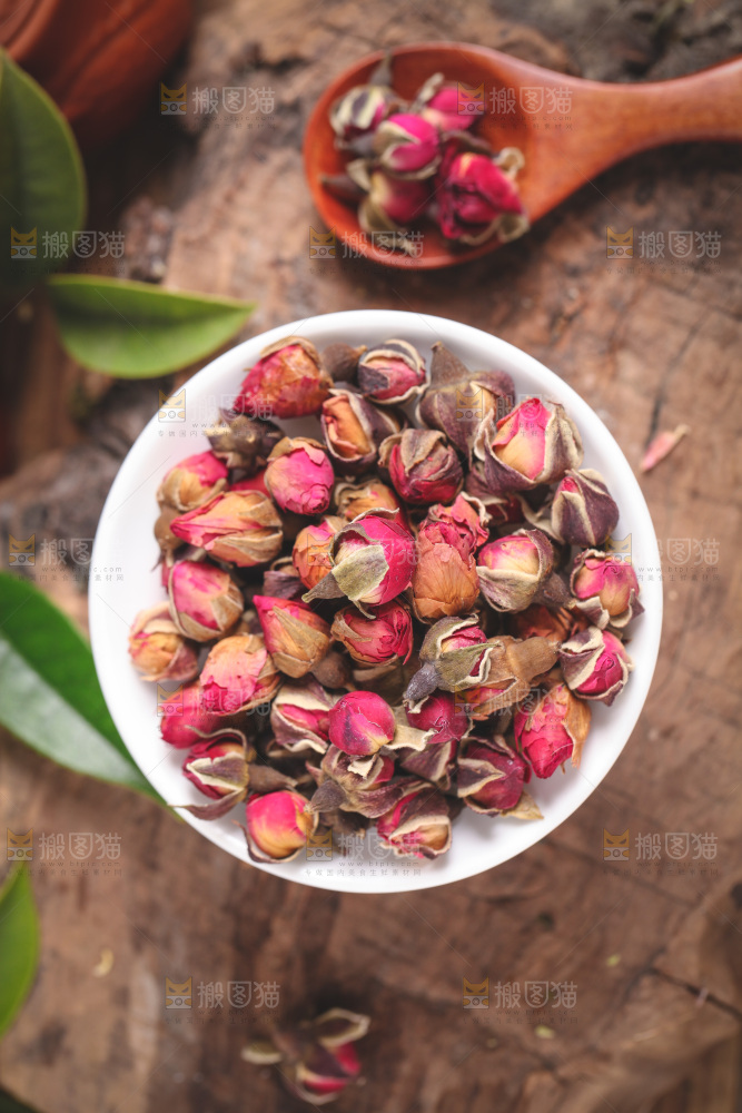 木底上放着玫瑰花茶