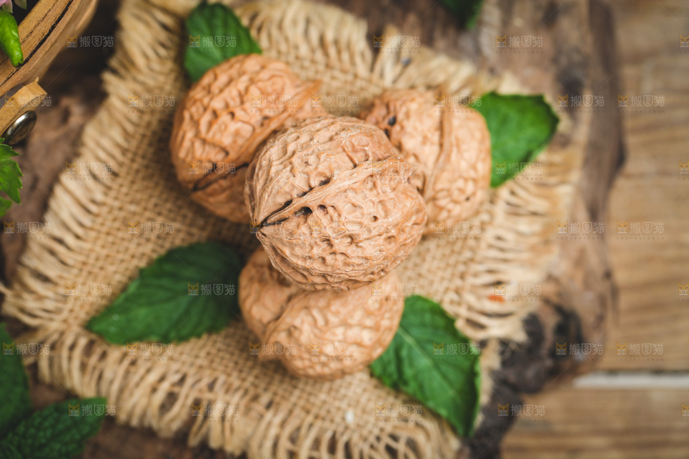 草编上放着核桃