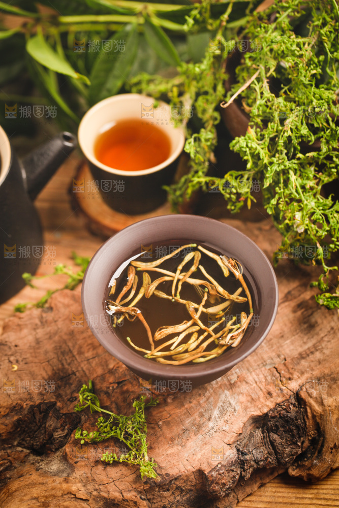 木底上放着一杯金银花茶