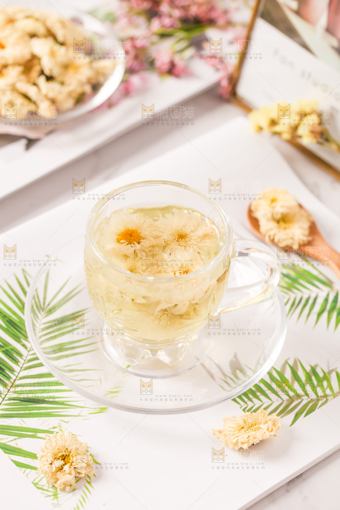 桌子上放着一杯杭白菊花茶
