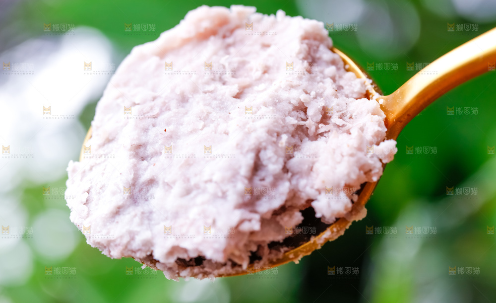 勺子里的芋头果肉