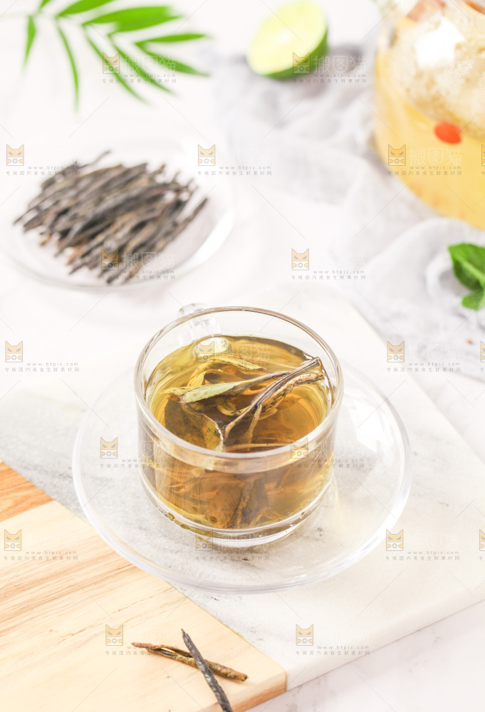 白底上放着一杯苦丁茶