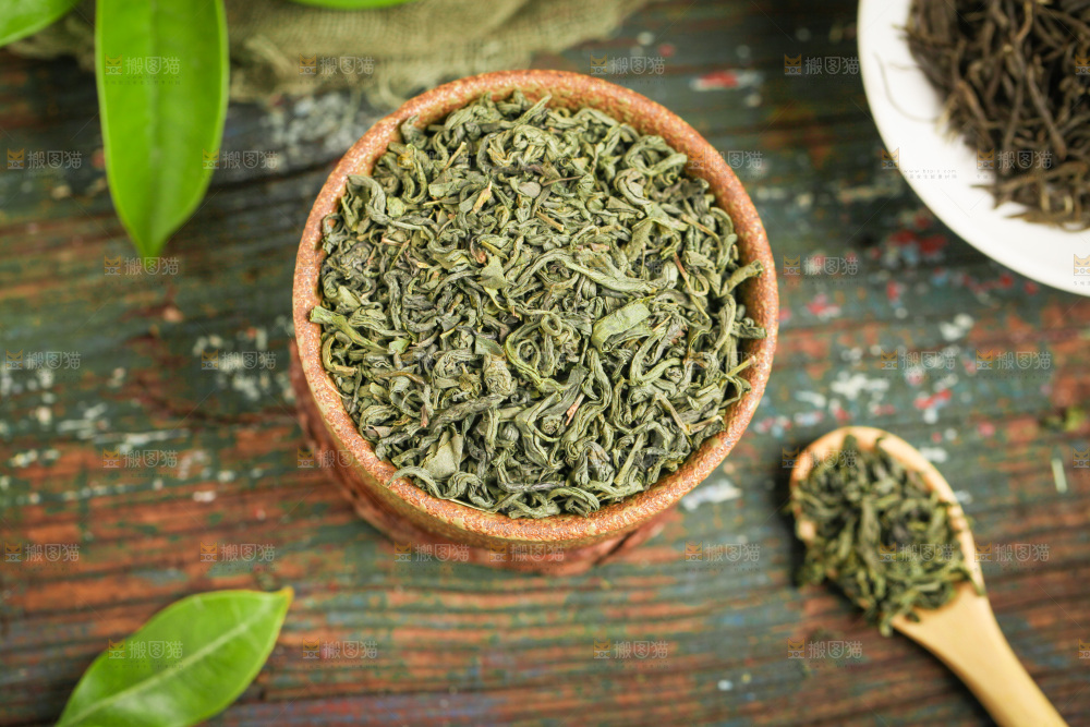木底上放着绿茶