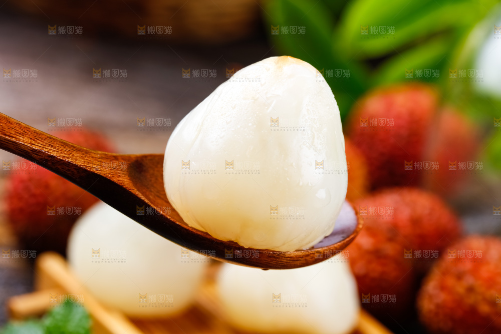 勺子里的荔枝果肉