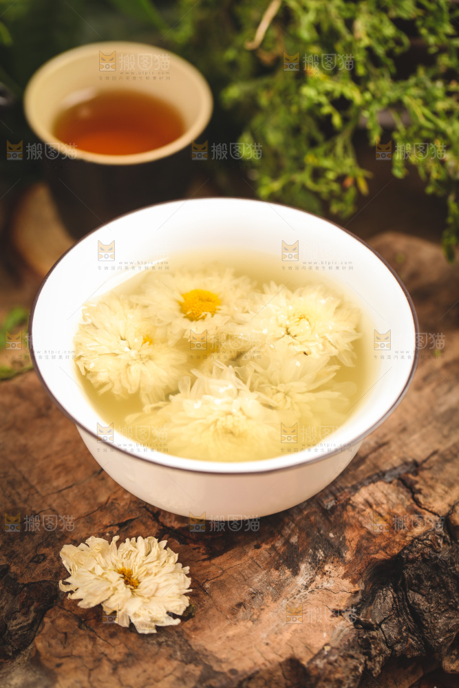 木底上放着一杯杭白菊花茶