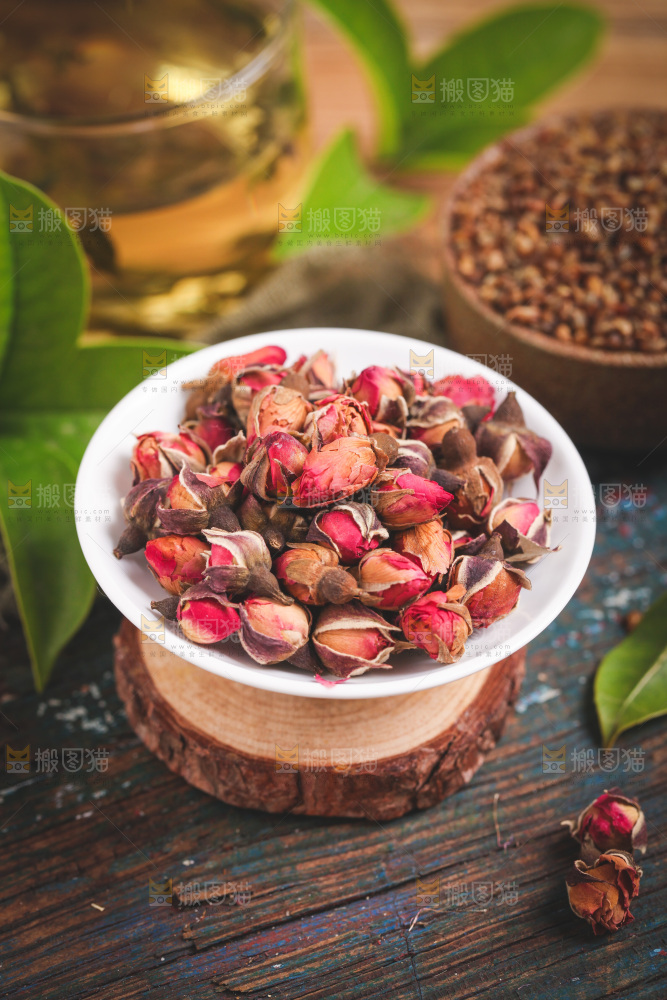 木底上放着玫瑰花茶