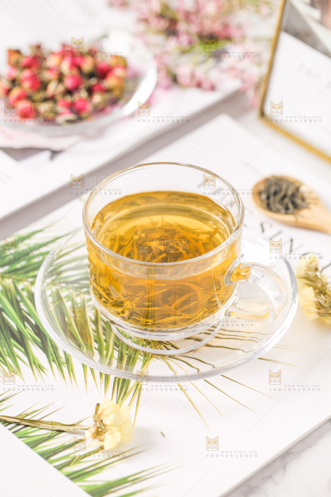 白底上的一杯毛尖