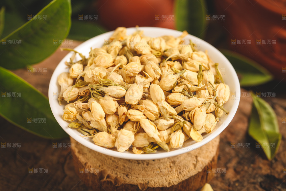 木底上放着茉莉花茶
