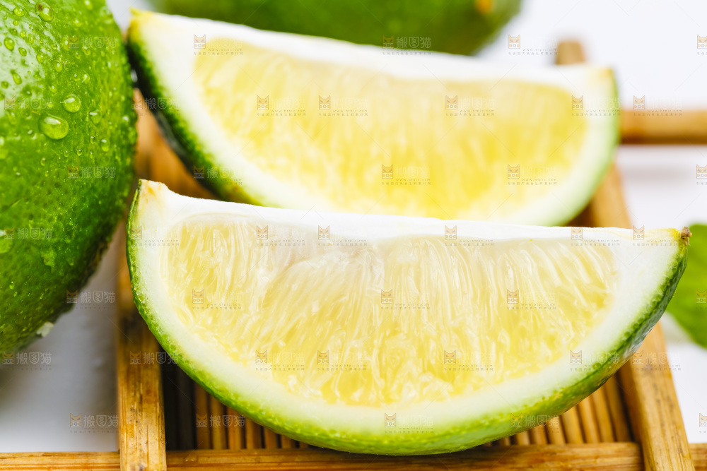 白底上竹编里的青柠特写