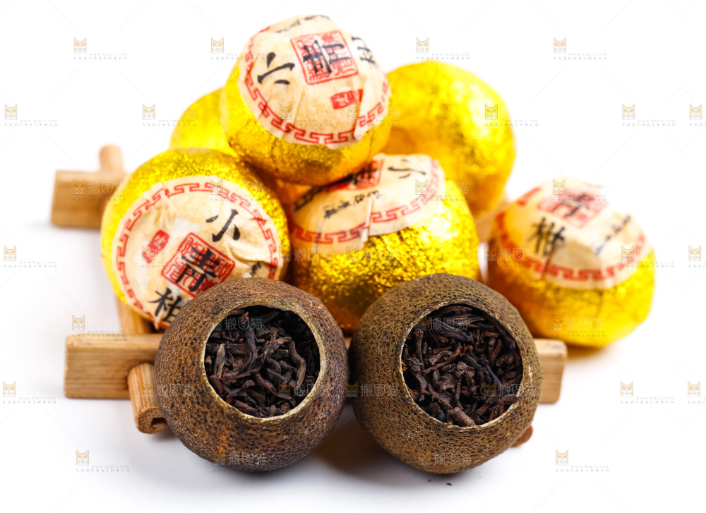 白底上摆放着小青柑普洱茶