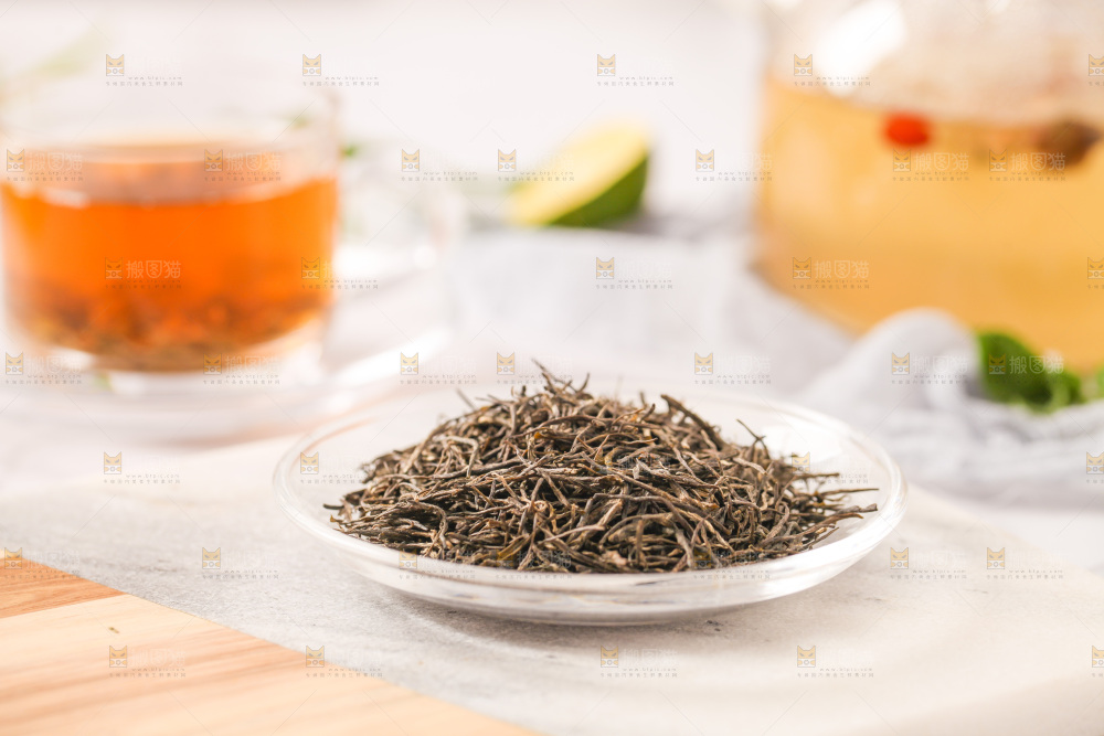 白底上的一盘毛尖