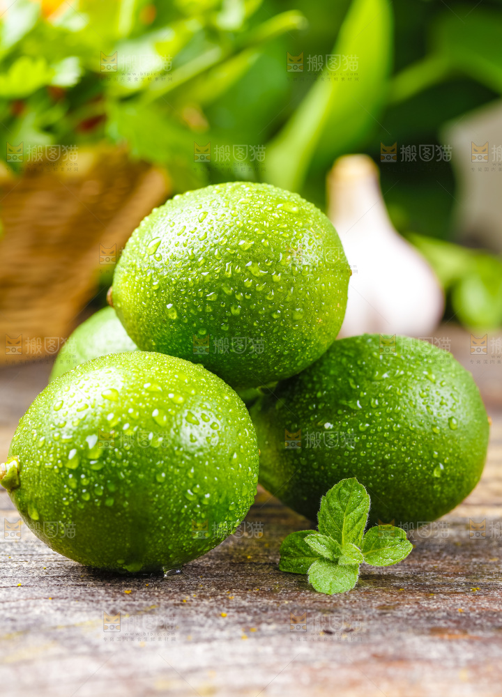 木底上堆放着香水柠檬