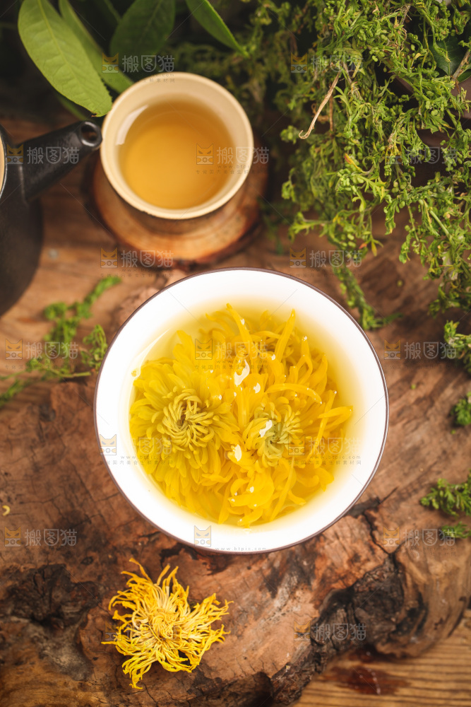 木底上的一杯金丝皇菊花茶