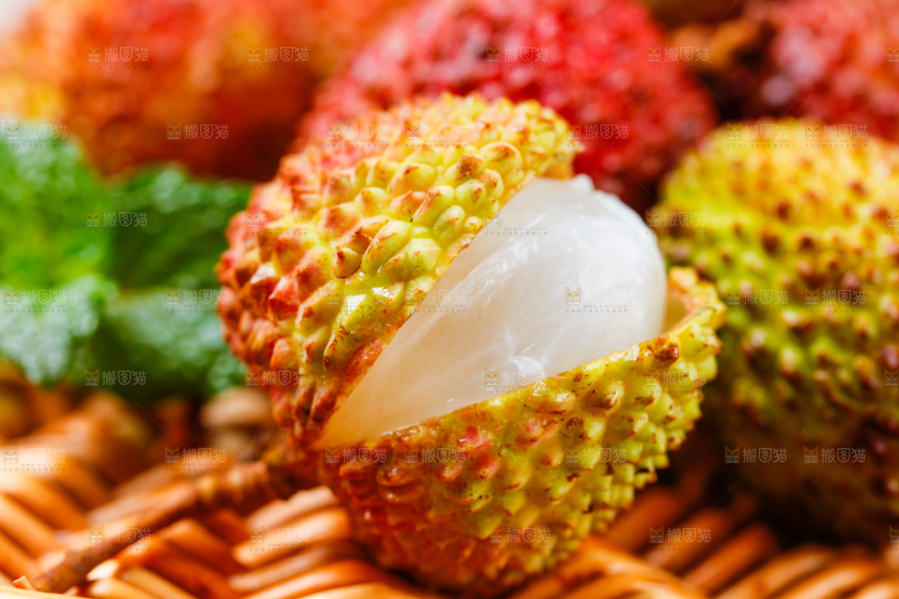 竹篮上的荔枝特写