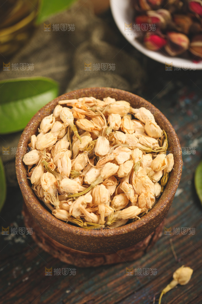 木底上放着茉莉花茶