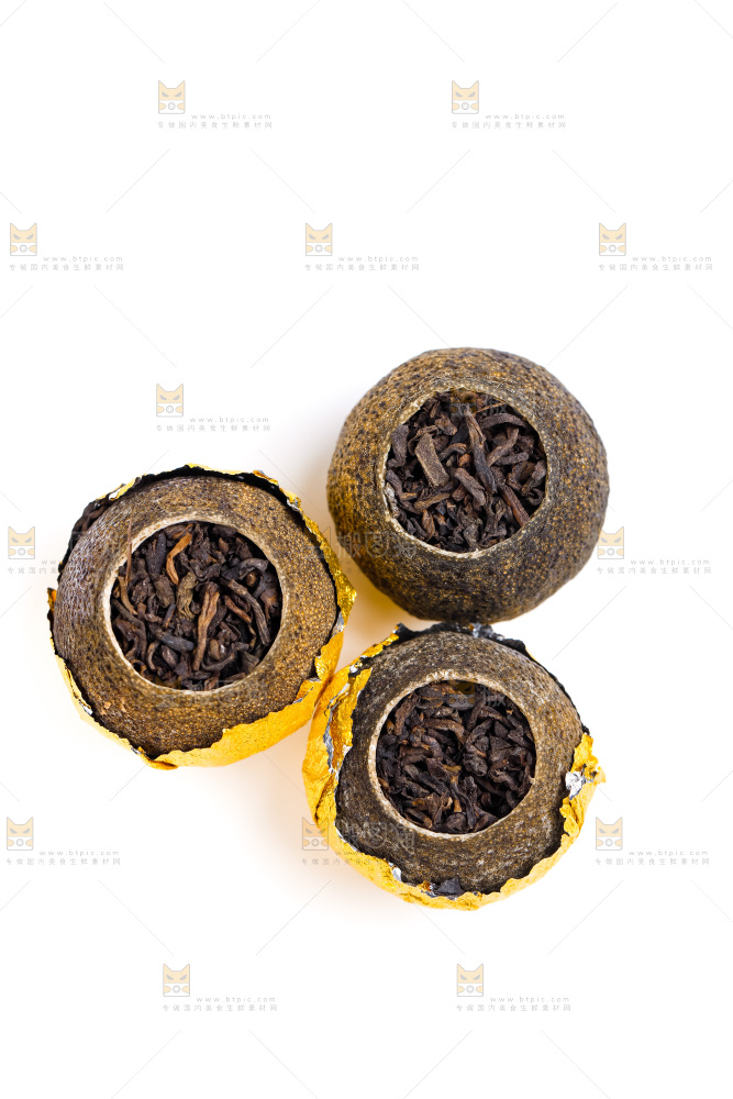 白底上摆放着茶叶
