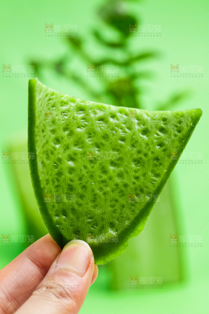 手上拿着绿萝卜