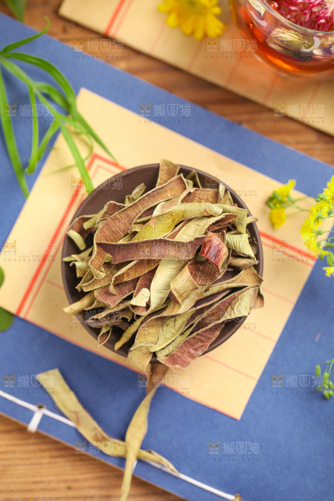 纸上摆放着一盘芦荟干