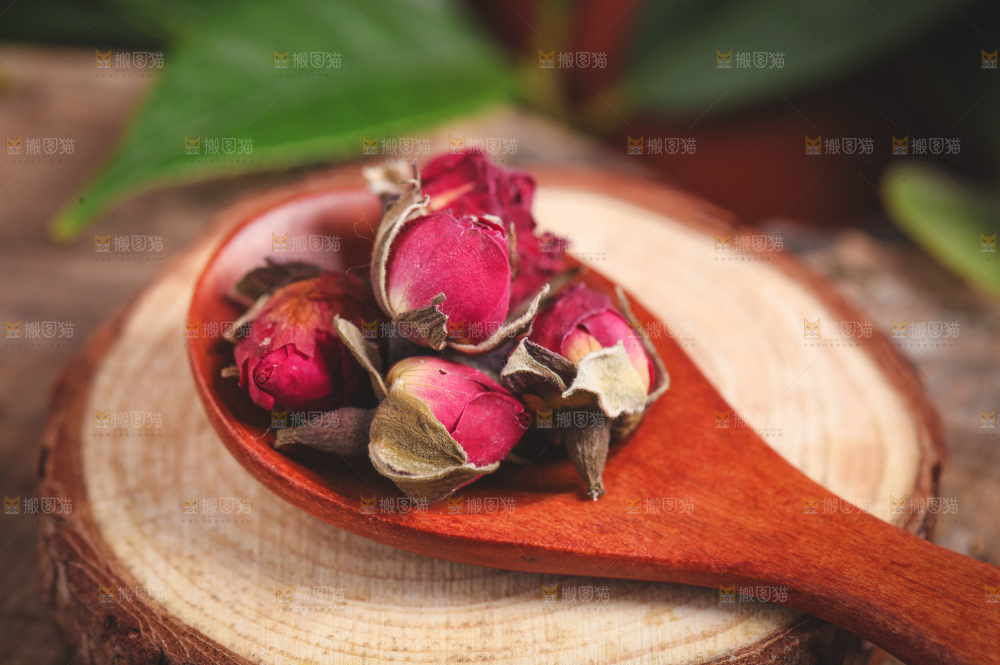 木底上勺子里的玫瑰花茶