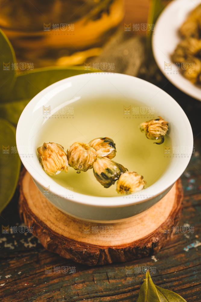 木底上勺子里的胎菊