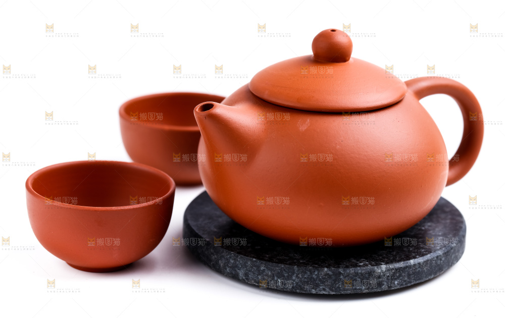 白底上放着陶瓷茶壶
