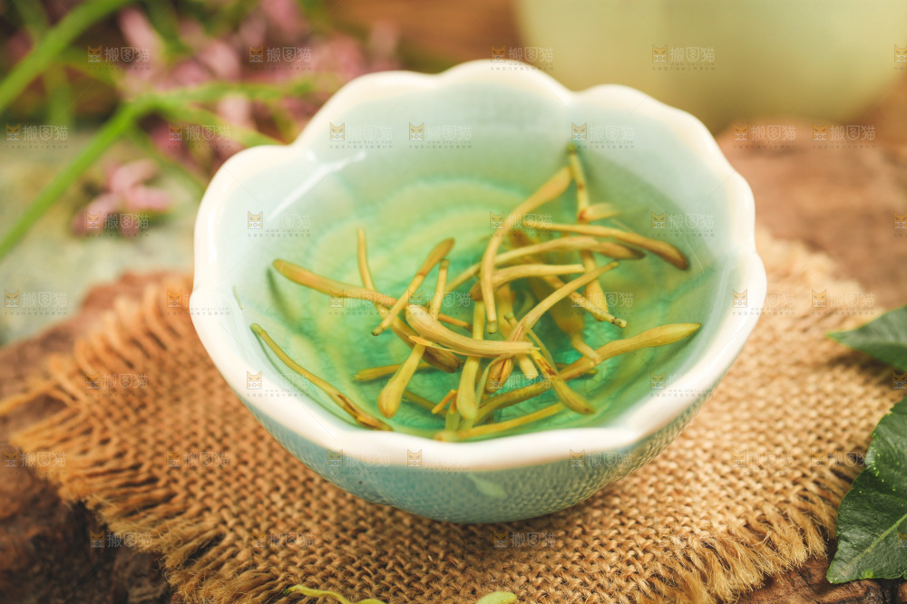 木底上放着一盏金银花茶