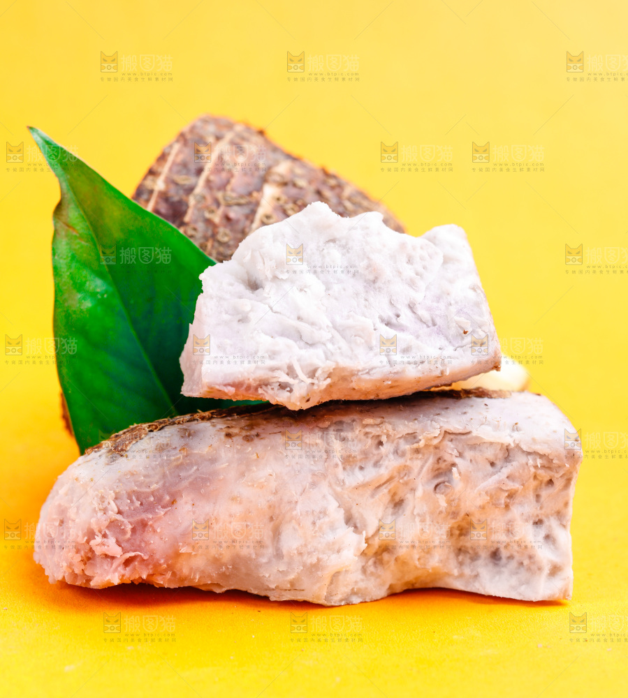 黄底上放着几块芋头果肉