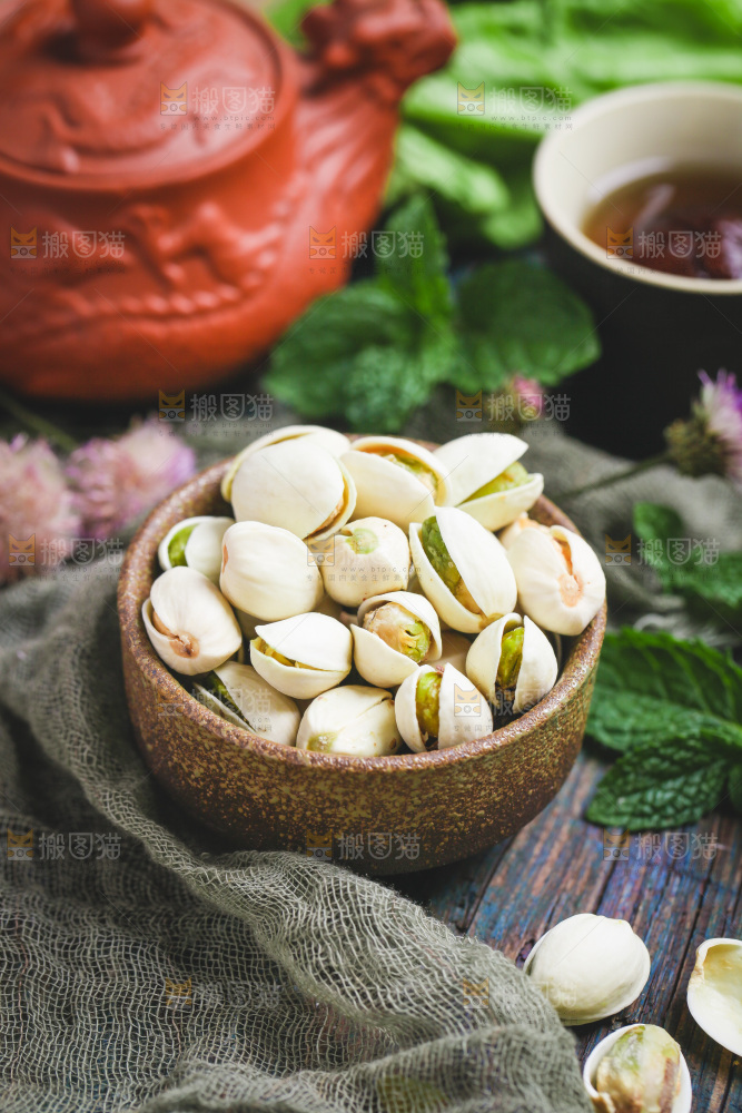 木底上放着一碗开心果