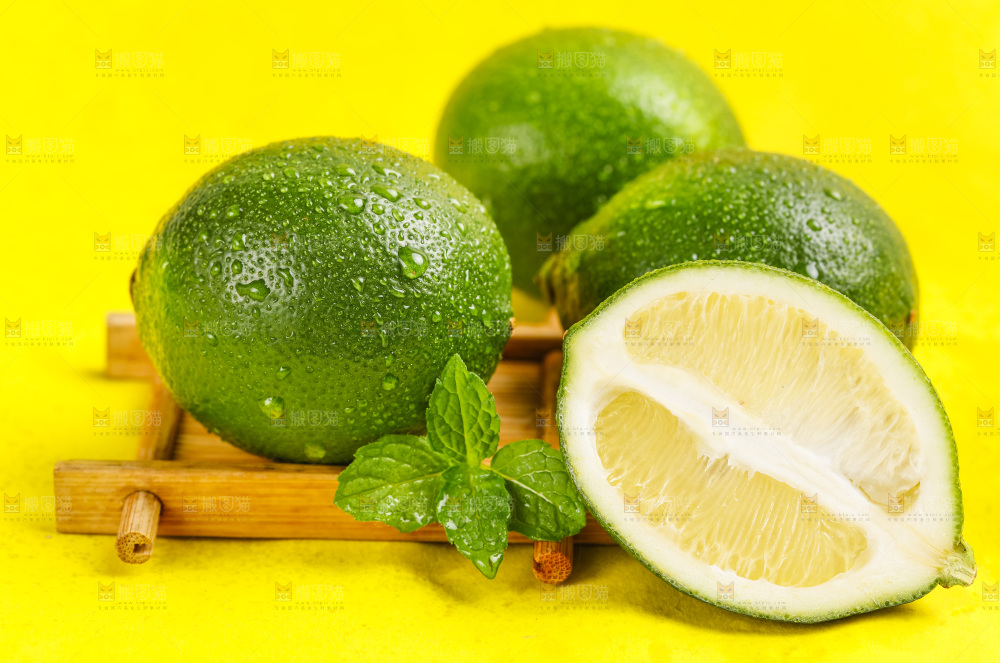 黄底上放着青柠檬