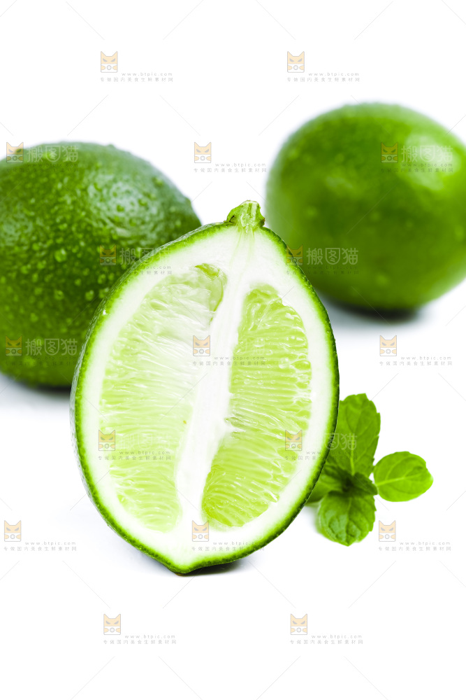 白底上放着青柠檬