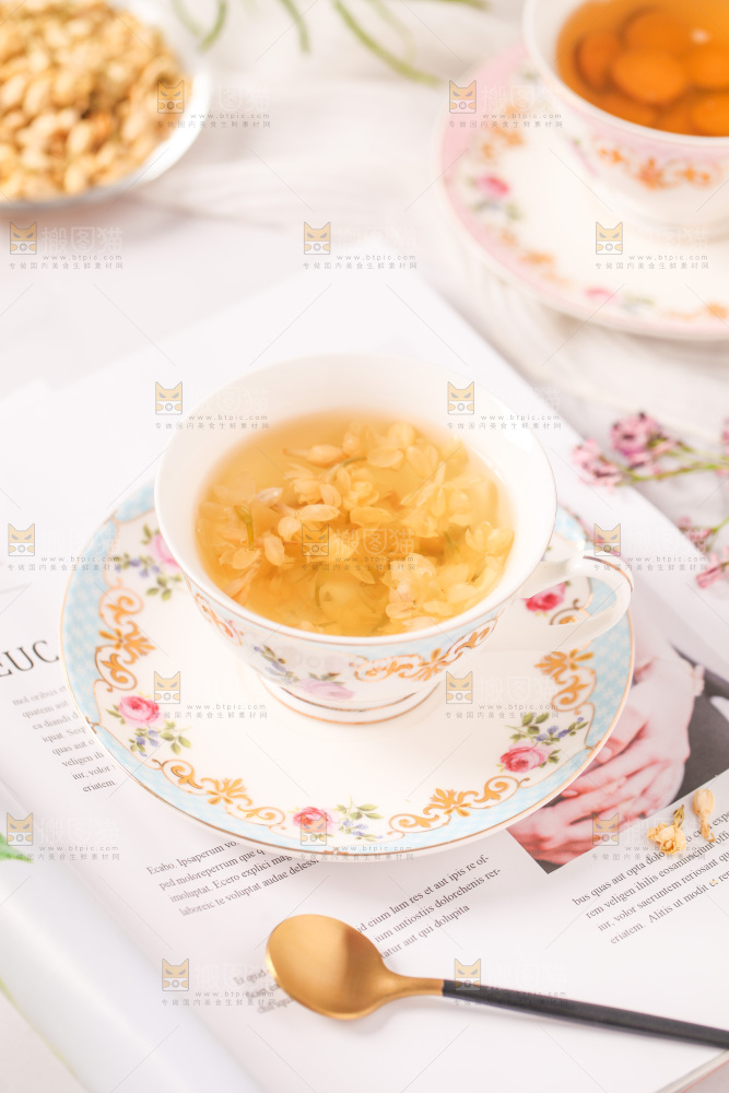 书上放着一杯茉莉花茶