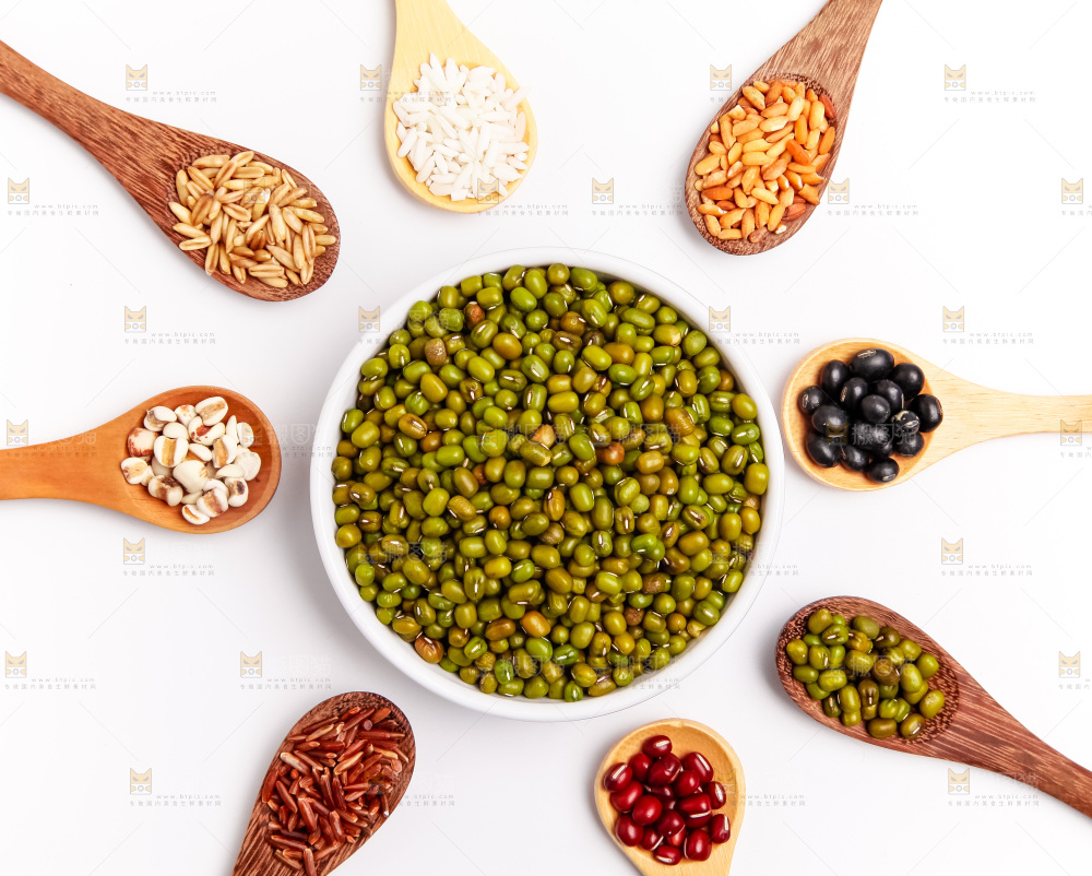 白底上的五谷食材组合