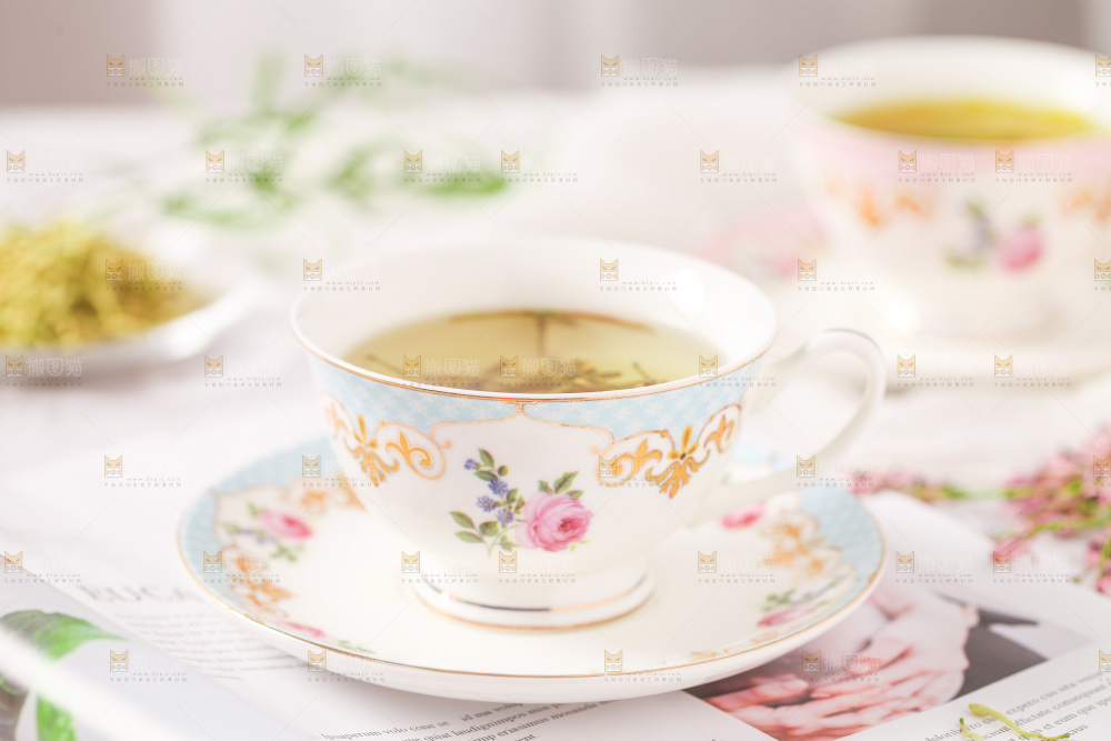 书上摆放着一杯金银花茶