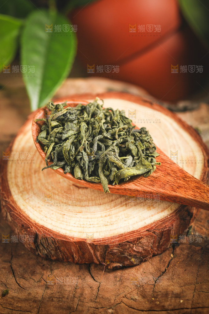 木底上勺子里的绿茶
