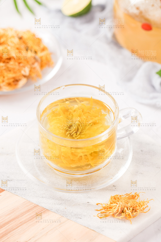 白底上放着一杯金丝皇菊花茶