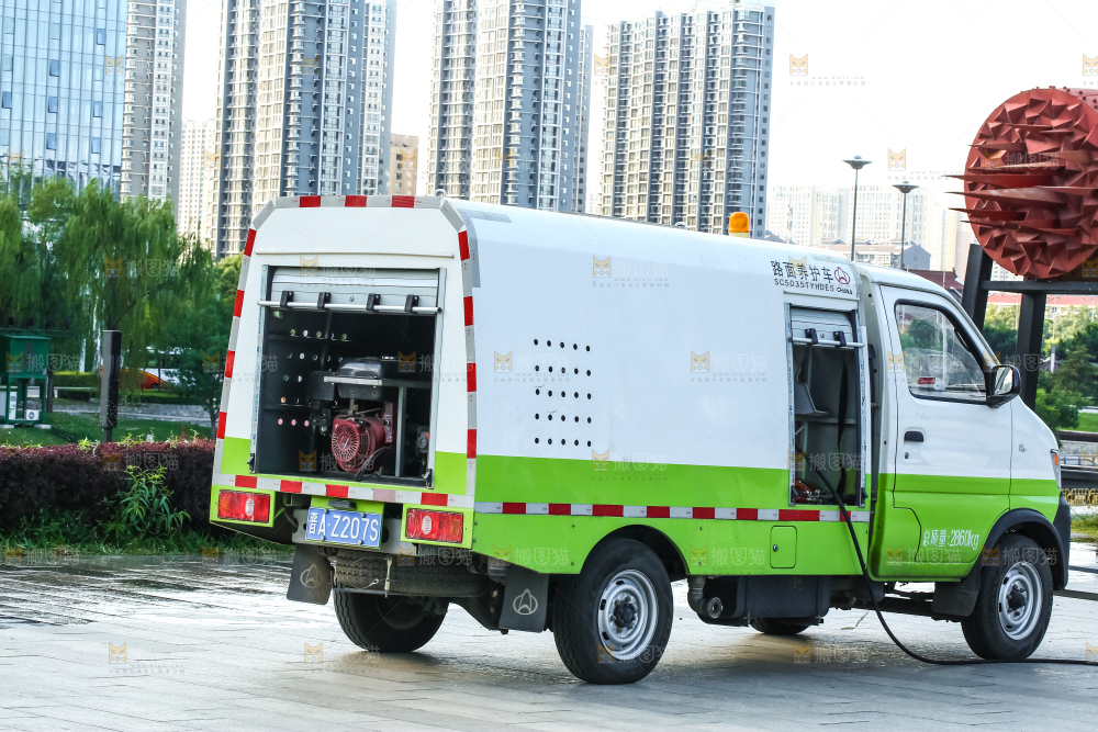 公路边停着路面养护车